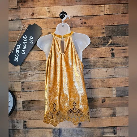 Altar'd State Women's Gold Velvet  Halter Top W/crochet Hemline Size M - Picture 9 of 13